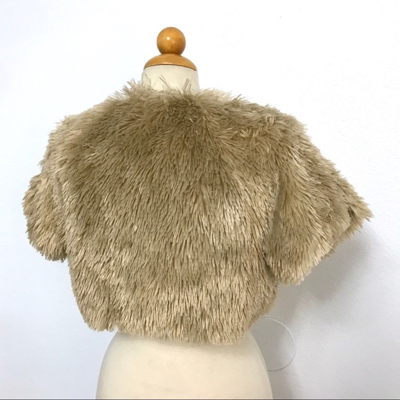💕 HP 💕 NY COLLECTION beige fur wrap shrug - Picture 3 of 4